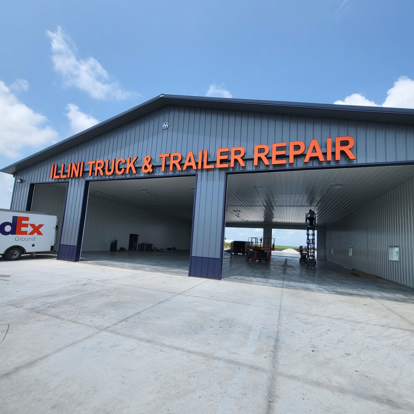 Exterior of the Illini Truck & Trailer Repair shop in Carthage, Illinois with bay doors open